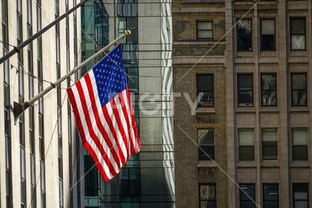 ニューヨークの街並みと星条旗