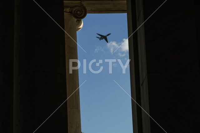 トーマス・ジェファーソン記念館から見える飛行機