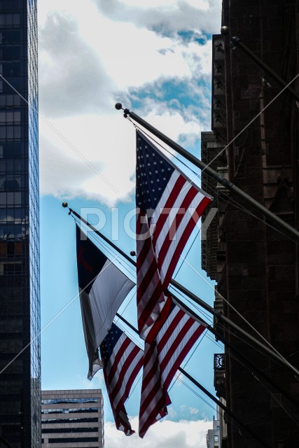 ニューヨークの街並みと星条旗