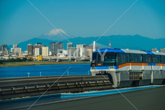 富士山と街並みと東京モノレール
