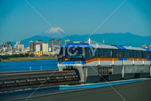 富士山と街並みと東京モノレール