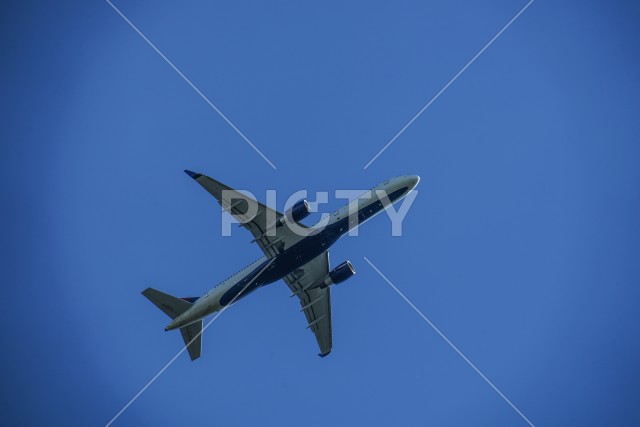 青空と飛行機のイメージ