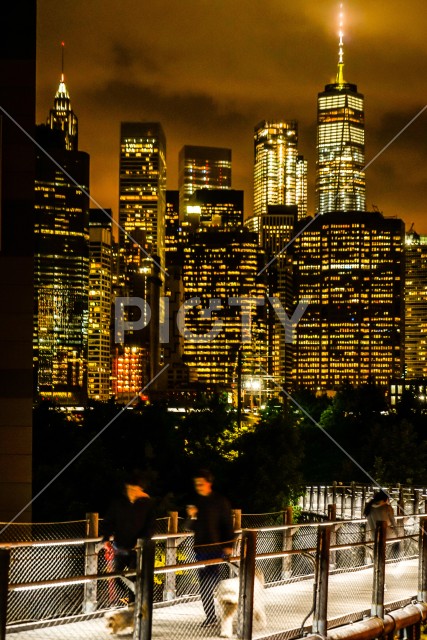 ニューヨーク・マンハッタンの夜景と人々