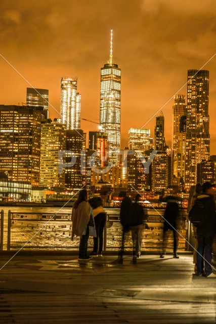 マンハッタンとブルックリンブリッジの夜景と人々