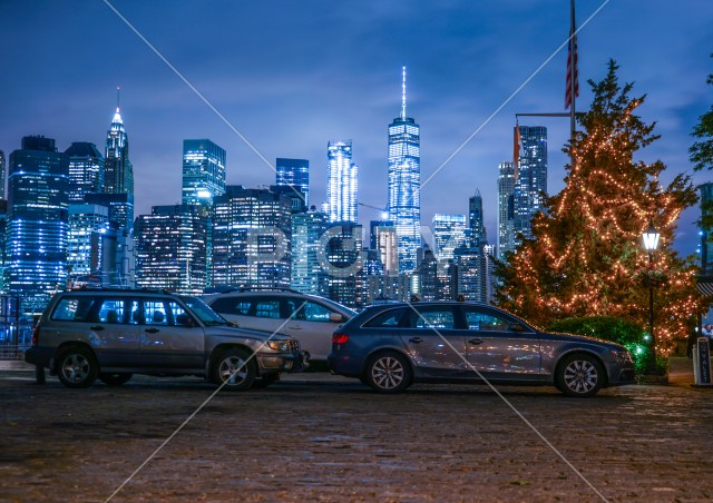 ニューヨーク・マンハッタンの街並みと自動車