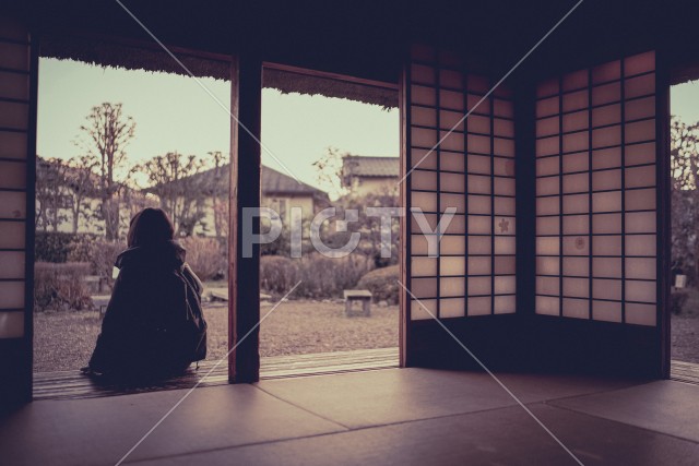 日本家屋の縁側に座る女性