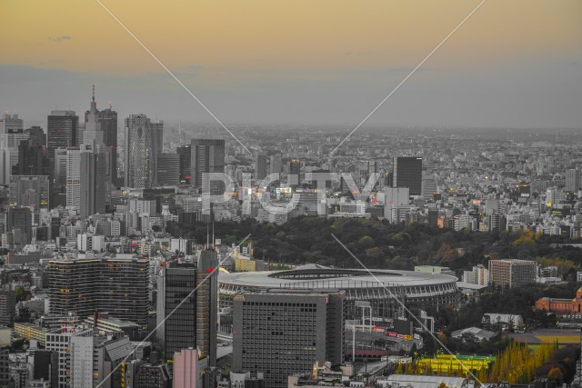 東京都心のビル群と夕景