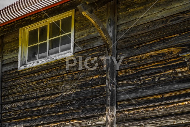 古びた木造建築の外壁