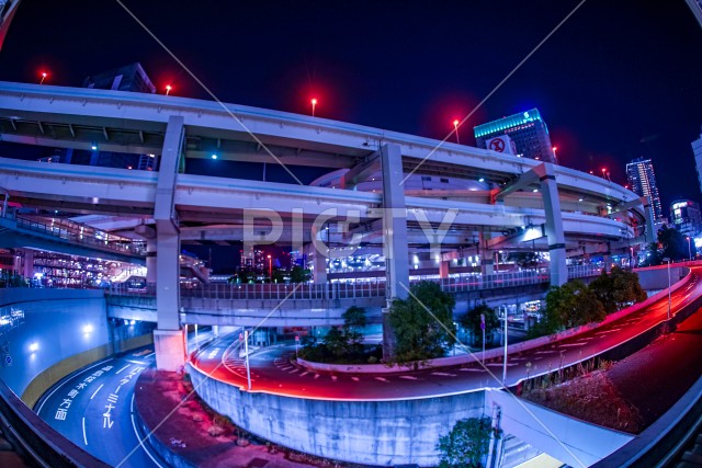 高速道路と横浜の夜景（首都高速道路）