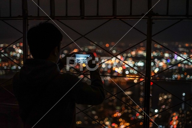 ニューヨークの夜景を撮影する人
