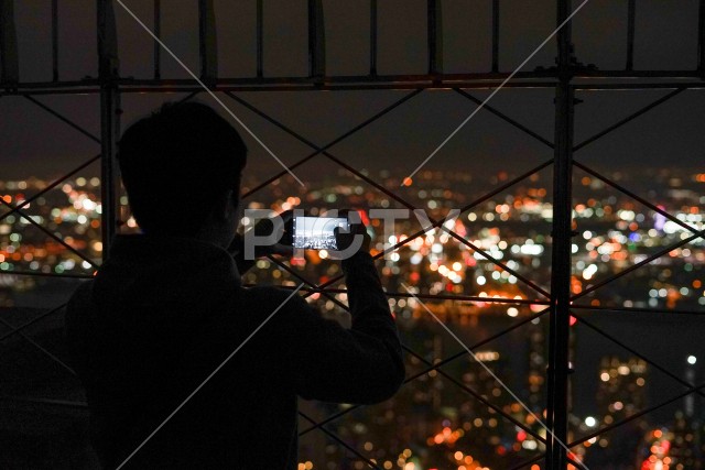 ニューヨークの夜景を撮影する人