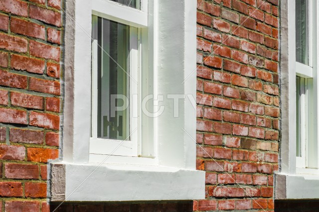 レンガの外壁と白い窓
