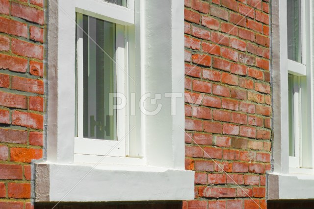 レンガの外壁と白い窓