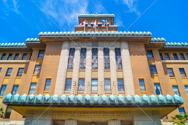 神奈川県庁と青空のイメージ