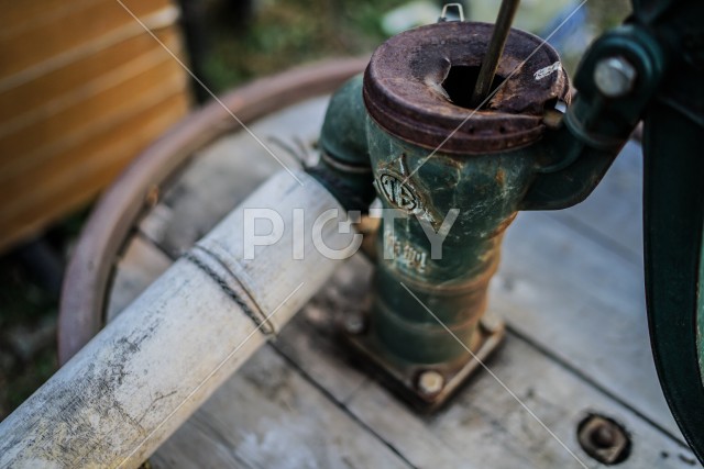 レトロな井戸のイメージ（昭和の光景）