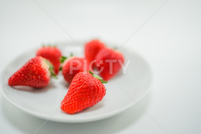 新鮮な苺と白い皿