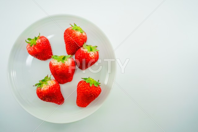 新鮮な苺と白い皿