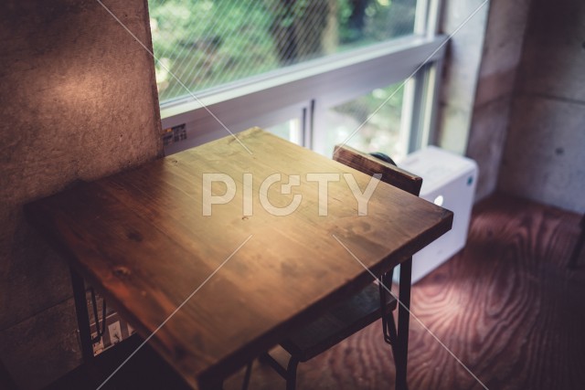 日に当たる窓際のテーブル