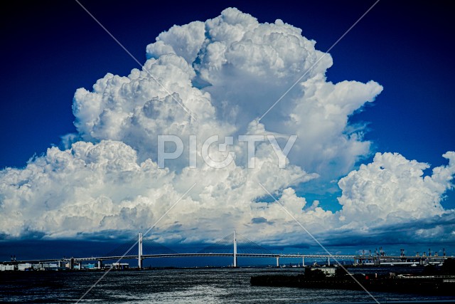 夏の入道雲と横浜ベイブリッジ
