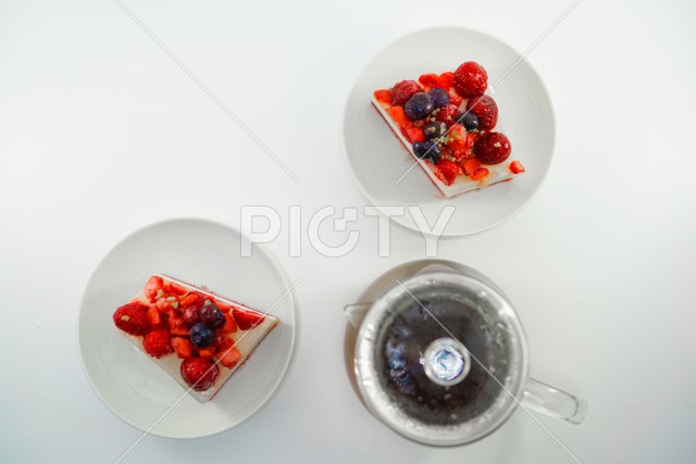 フルーツティラミスと紅茶のイメージ