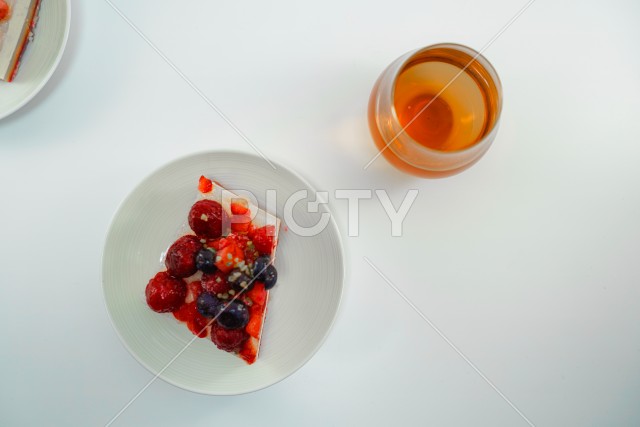 フルーツティラミスと紅茶のイメージ