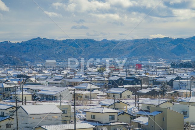 雪に覆われた福島の街のイメージ