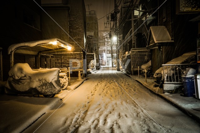 雪が降る天王町の街