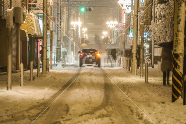 雪が降る天王町の街