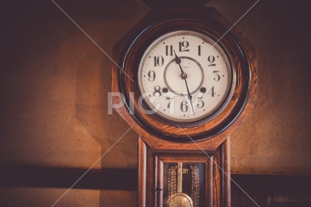 レトロな壁掛け時計（振り子時計）