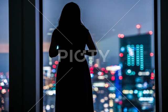 夜景と女性のシルエット