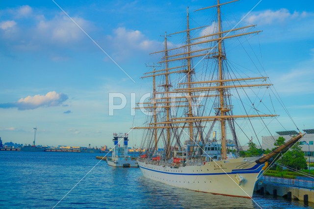 帆船日本丸と青空