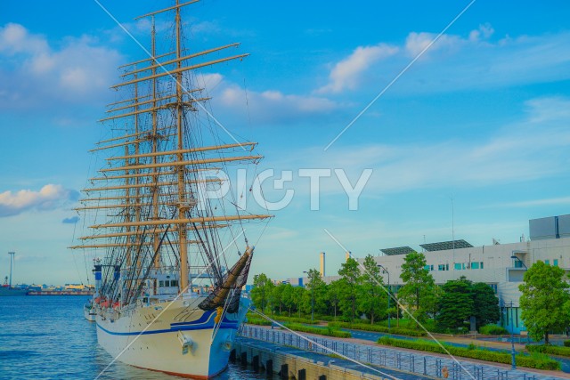 帆船日本丸と青空