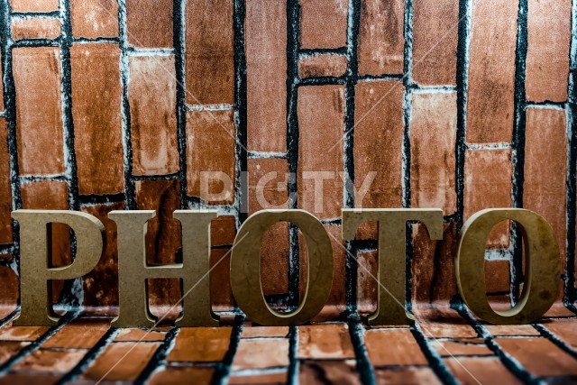 レンガの壁とPhotoの文字