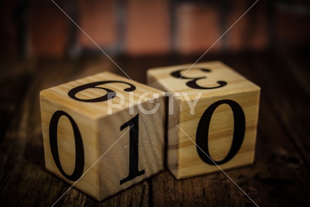 数字が書かれたブロック（レンガ背景）