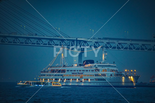 豪華客船（クイーンエリザベス）と横浜ベイブリッジ