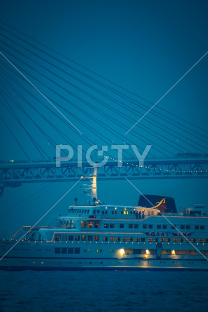 豪華客船と横浜ベイブリッジ