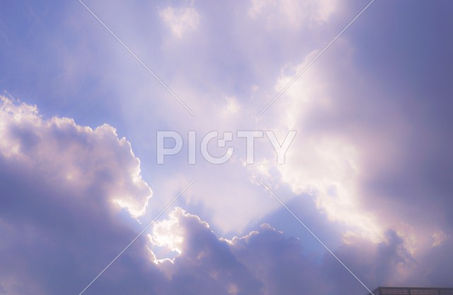 雲の隙間から光が差し込むイメージ