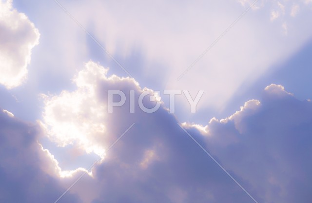 雲の隙間から光が差し込むイメージ