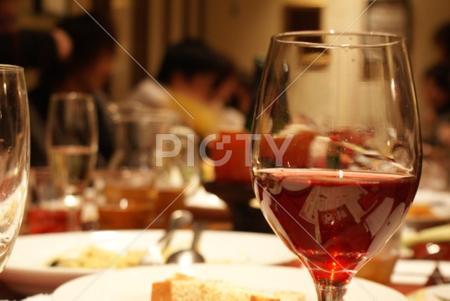 食事とワイングラス