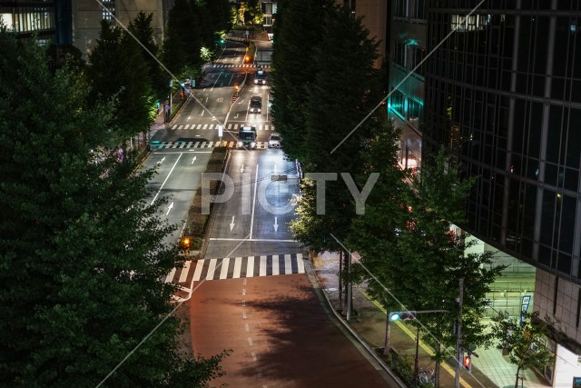 夜の東京の道路