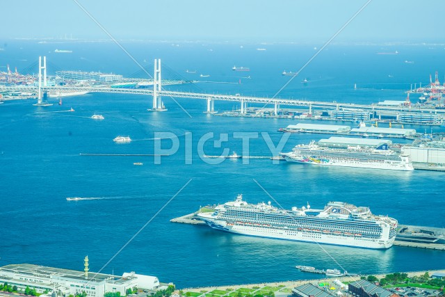 ランドマークタワーからの横浜港（20180428初外国籍豪華客船3隻同時来航）
