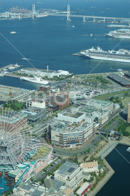 横浜港に停泊する豪華客船