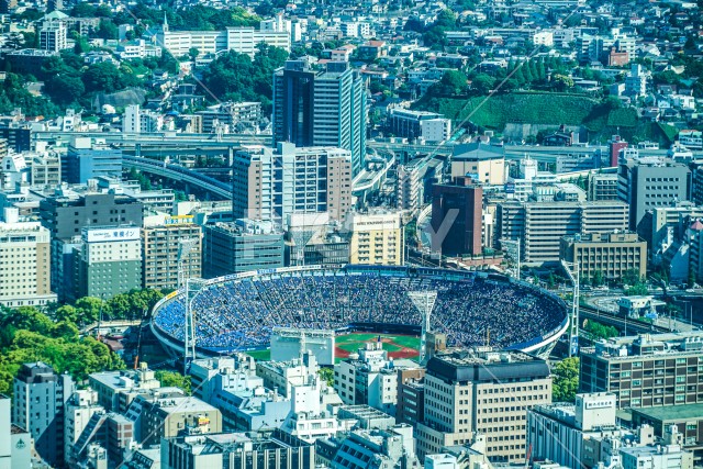 横浜ランドマークタワーから見える横浜スタジアム