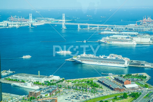 ランドマークタワーからの横浜港（20180428初外国籍豪華客船3隻同時来航）