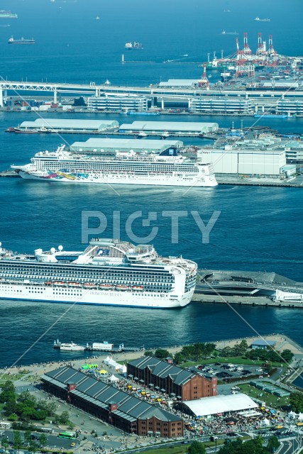 横浜港に停泊する豪華客船