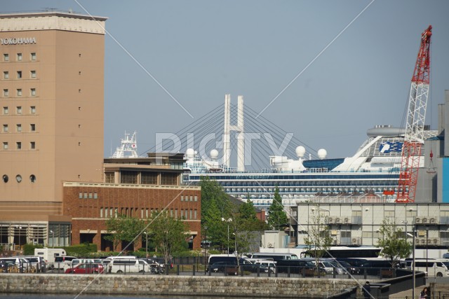 横浜ベイブリッジと豪華客船