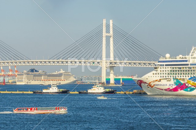 横浜ベイブリッジと豪華客船