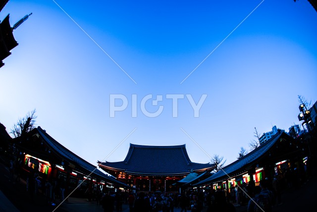 東京浅草寺と青い空