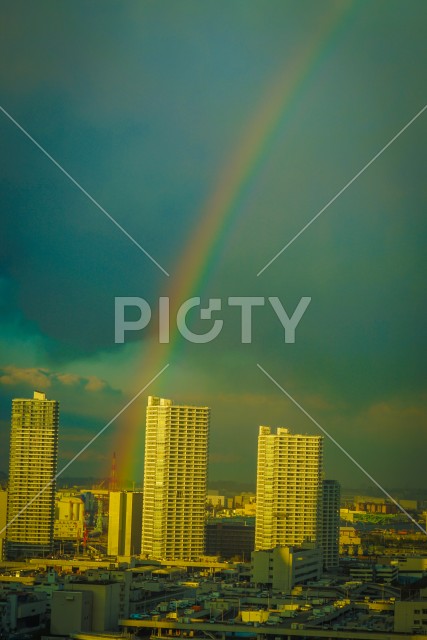 横浜みなとみらいの街並みと虹