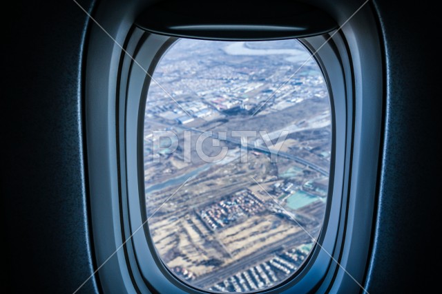 飛行機の窓から見える北京の街並み